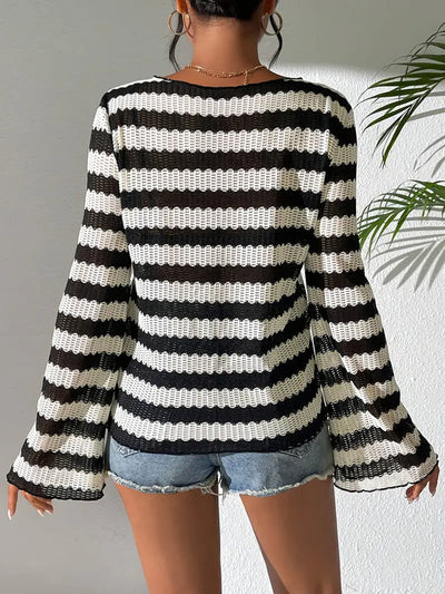 Dana - elegantes gestreiftes t-shirt mit ausschnitt und glockenärmeln für damen