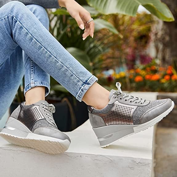 Trendige turnschuhe mit hohem absatz und keilabsatz für frauen