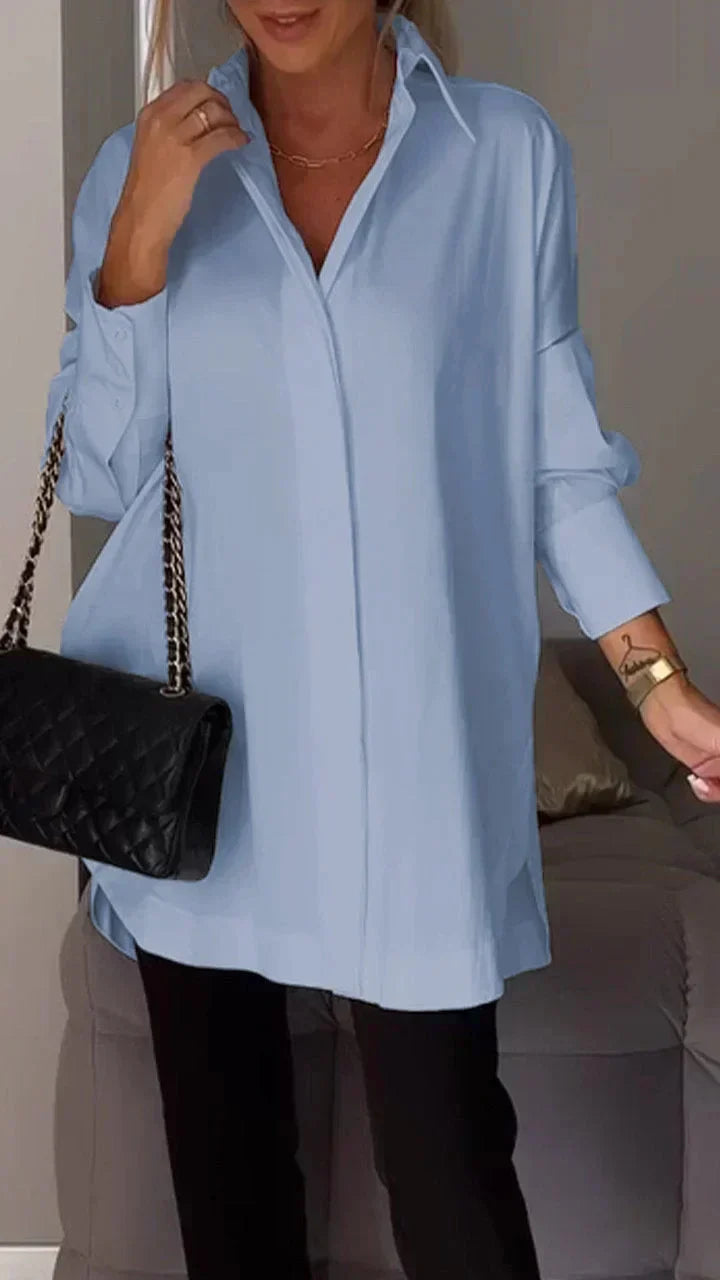 Elegante oversize-bluse mit hochgekrempelten armeln