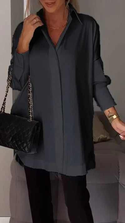 Elegante oversize-bluse mit hochgekrempelten armeln