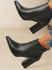 Olivia | Elegante Spitz zulaufende Stiefeletten mit Blockabsatz – Schwarz