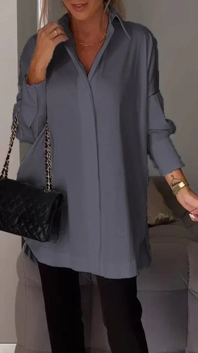 Elegante oversize-bluse mit hochgekrempelten armeln