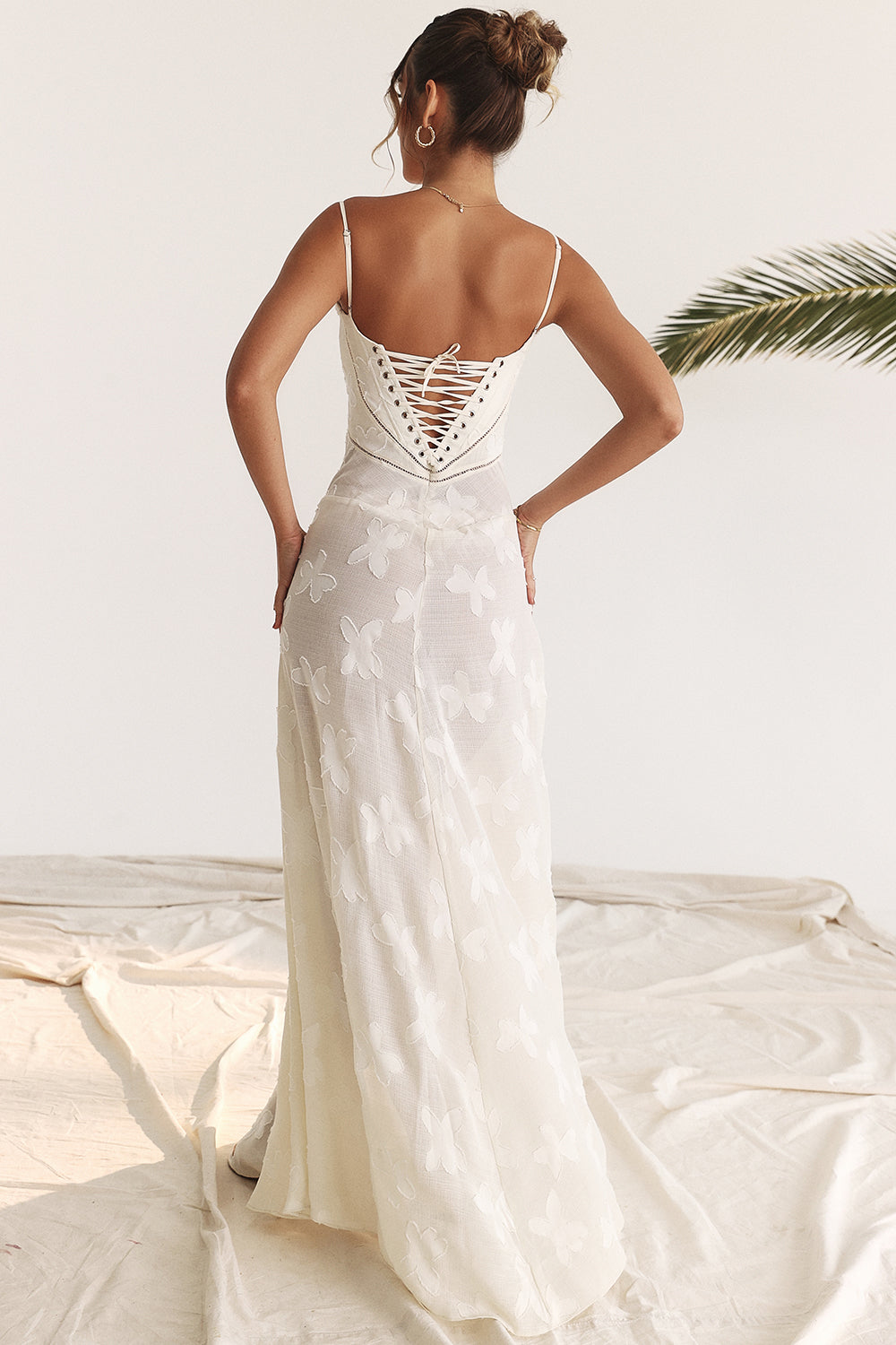 Elegantes Maxikleid mit 3D-Rosen & Rückenausschnitt