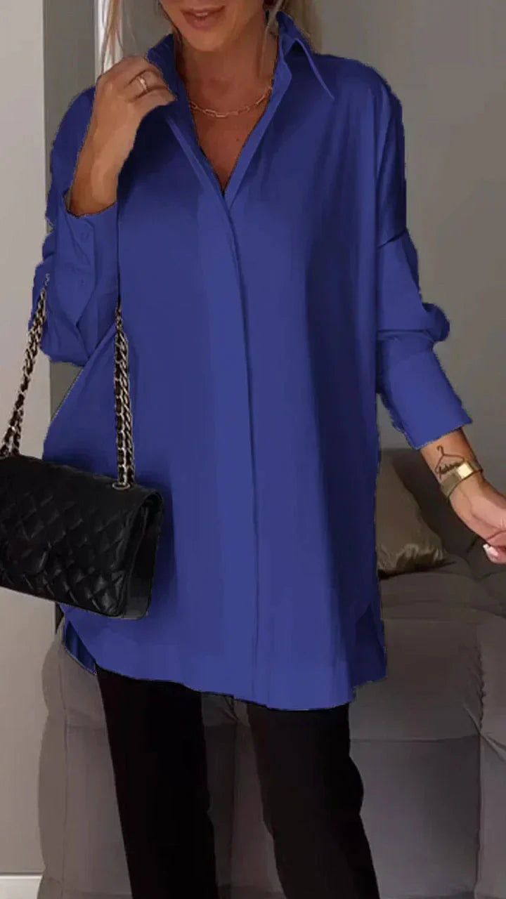 Elegante oversize-bluse mit hochgekrempelten armeln