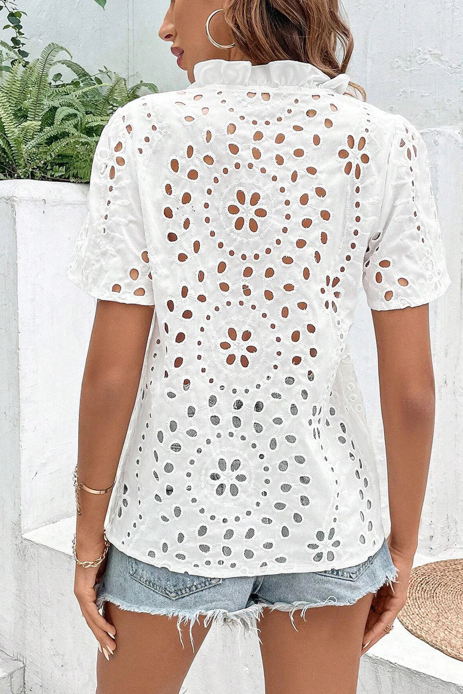 Bluse mit v-ausschnitt, entspannter passform und eleganten details für damen