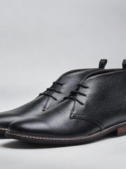 Jan | Stilvolle Herren Chukka-Stiefel im Alltag – Schwarz