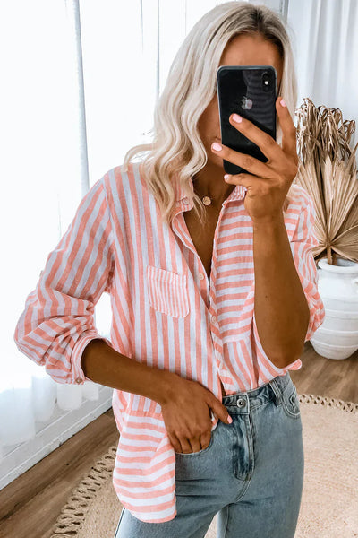 Lässiges langarmshirt mit rosa streifen und klassischem design für damen