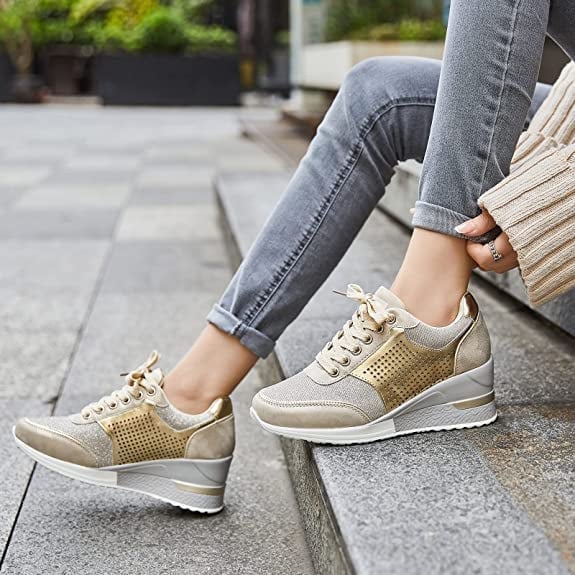 Trendige turnschuhe mit hohem absatz und keilabsatz für frauen