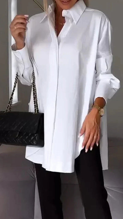 Elegante oversize-bluse mit hochgekrempelten armeln