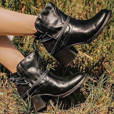 Stylische lederstiefel mit modernem design für frauen