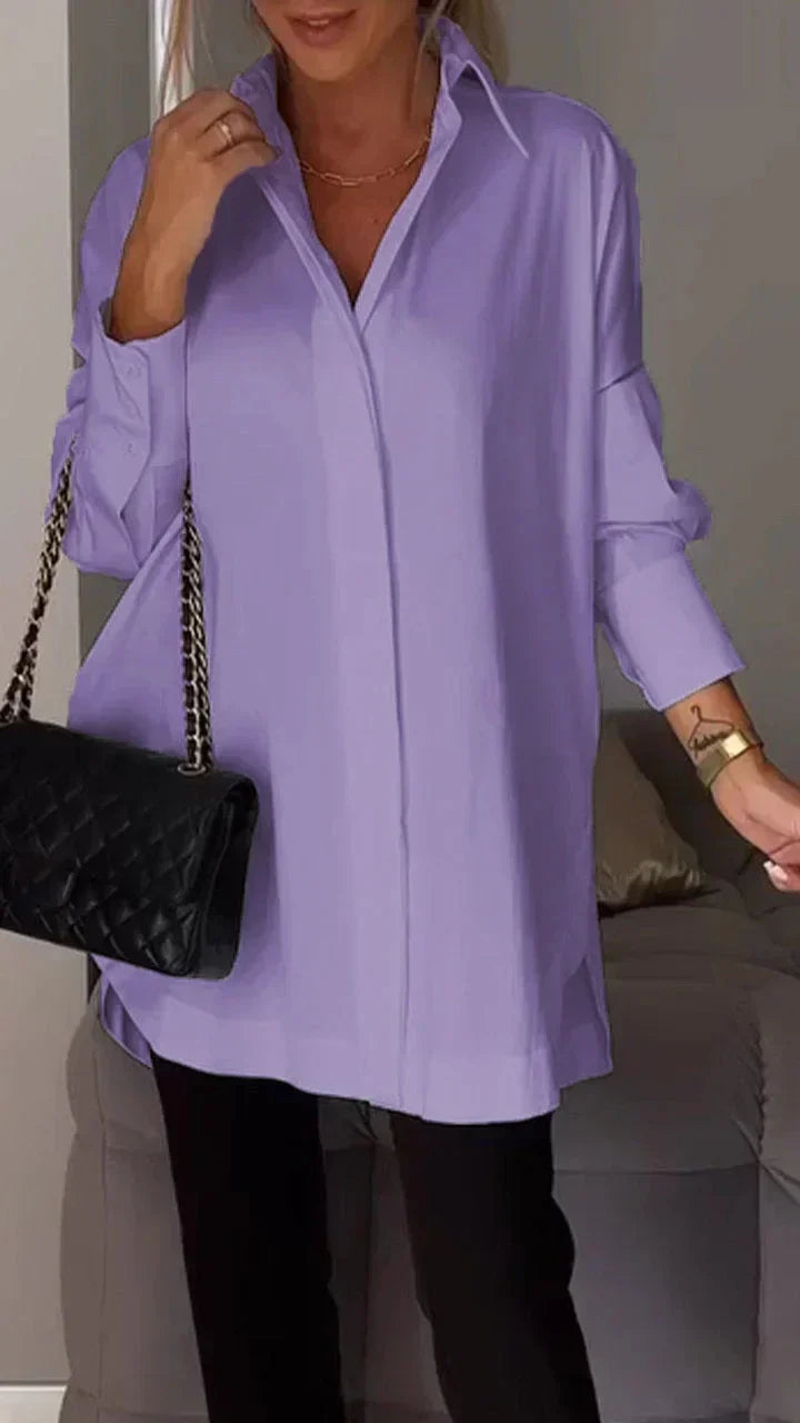Elegante oversize-bluse mit hochgekrempelten armeln