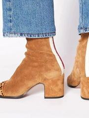 Elizabeth | Auffällige Veloursleder-Stiefeletten mit Leopardenakzent – Braun