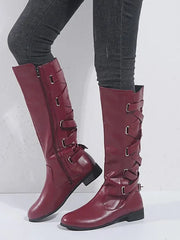 Brooke | Elegante kniehohe Reitstiefel mit goldenen Schnallen – Weinrot