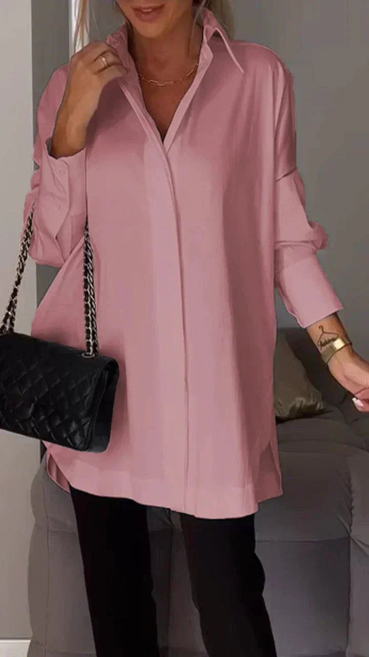Elegante oversize-bluse mit hochgekrempelten armeln