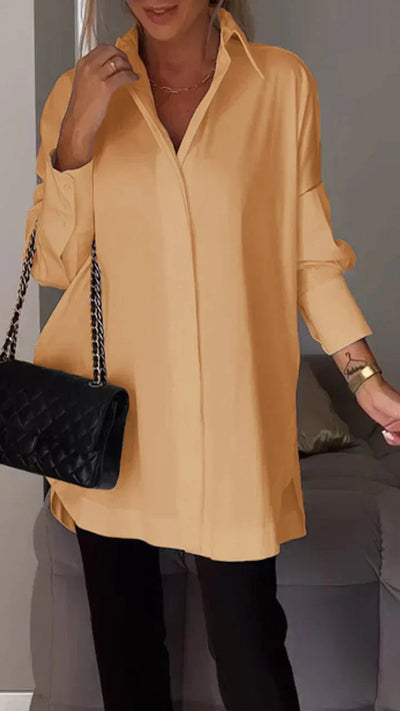 Elegante oversize-bluse mit hochgekrempelten armeln