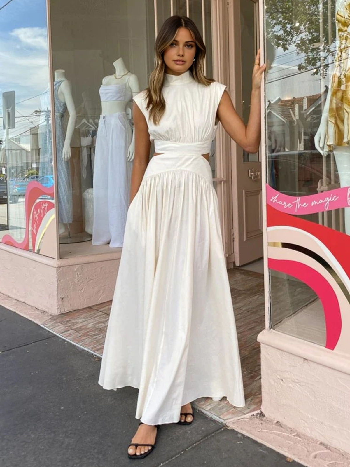 Ärmelloses Maxikleid mit Stehkragen und Taillen-Cut-Out