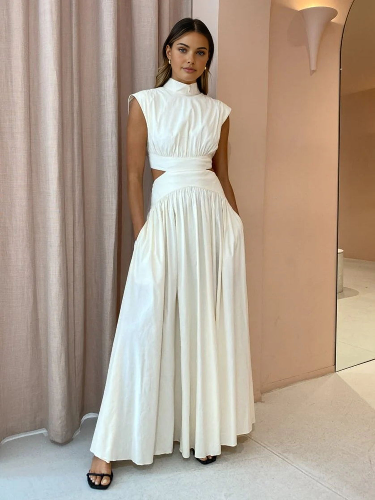 Ärmelloses Maxikleid mit Stehkragen und Taillen-Cut-Out