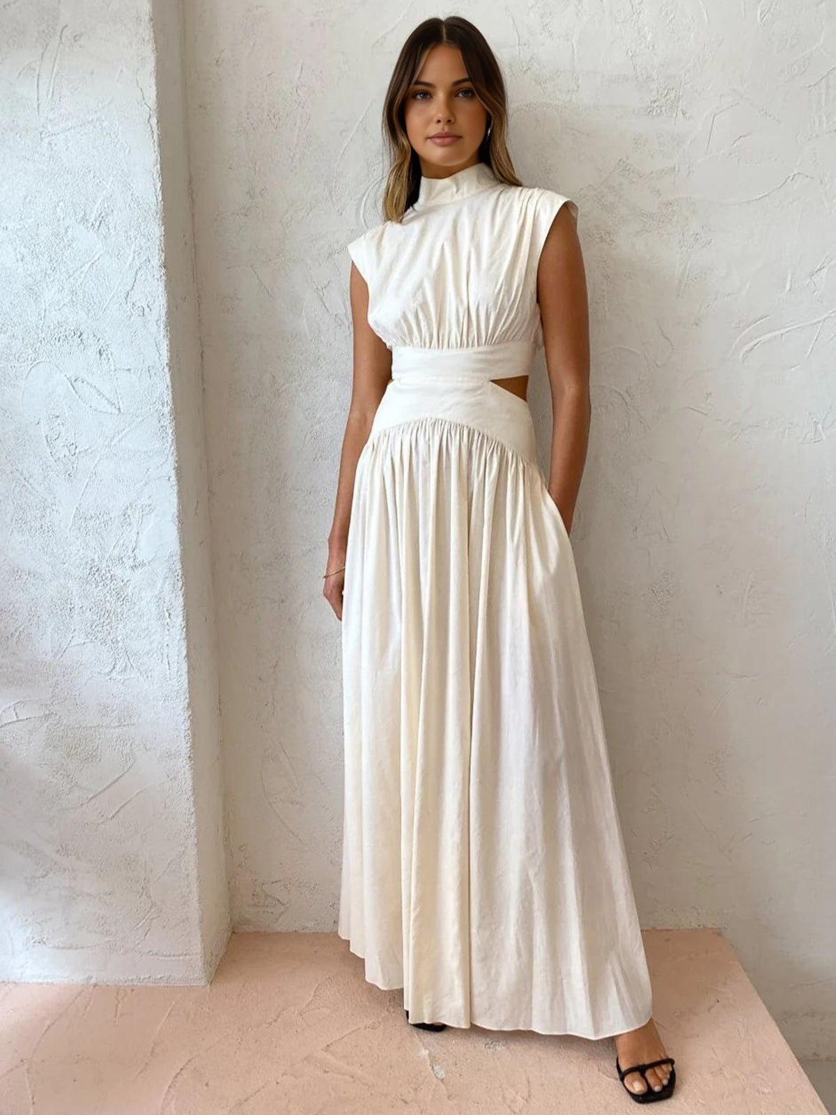 Ärmelloses Maxikleid mit Stehkragen und Taillen-Cut-Out