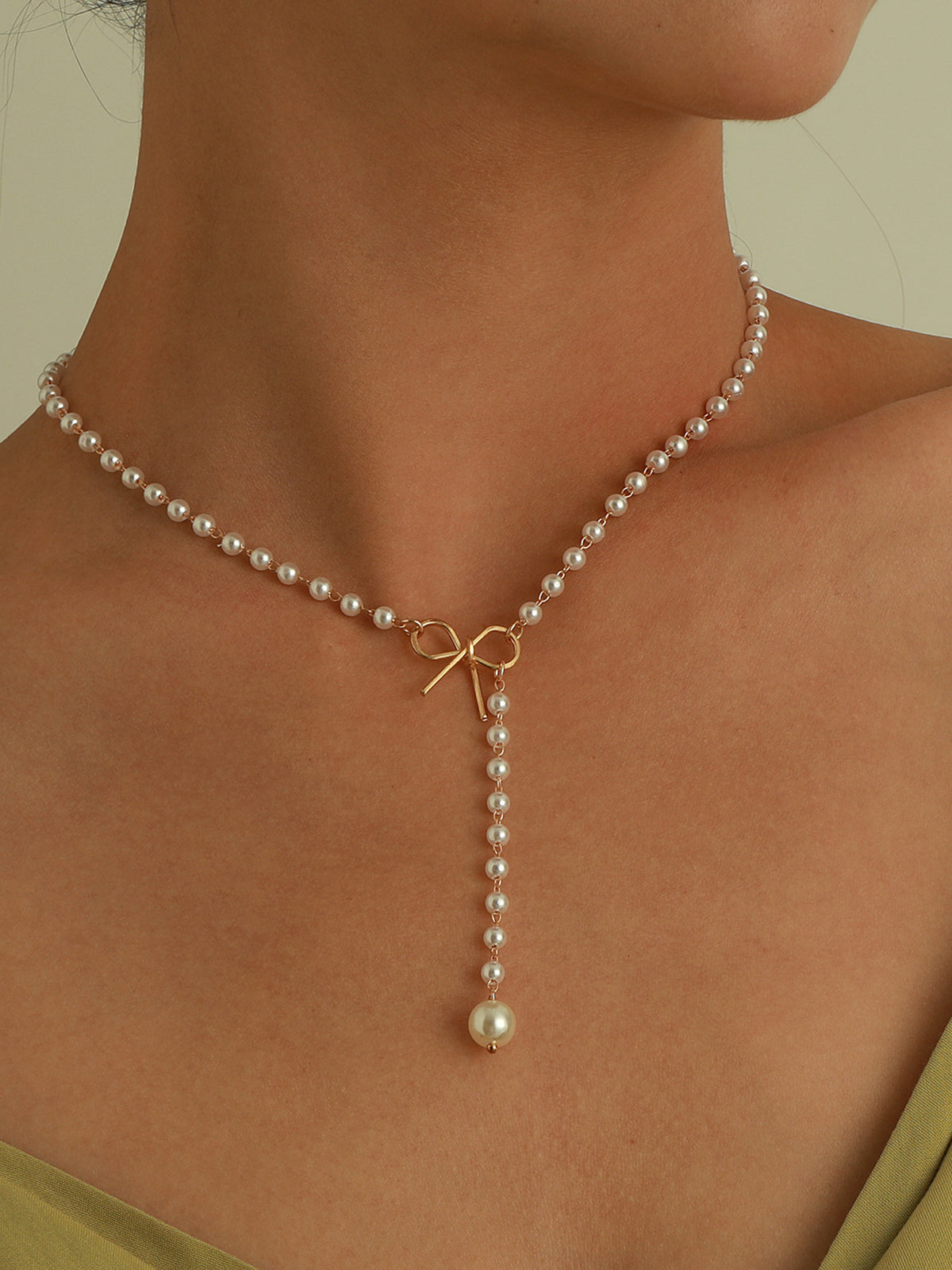 Elegante Halskette mit Perlen und Schleifen