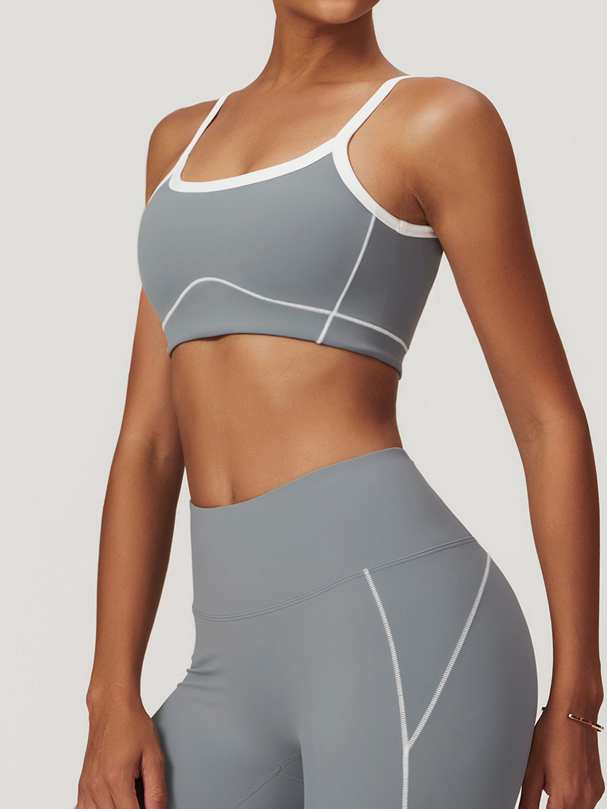 Nahtloser Sport-BH mit Kontrastbesatz – Hohe Dehnbarkeit & Herausnehmbare Pads