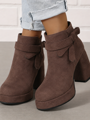 Gerda | Damen Stiefelette mit Schleife und Blockabsatz – Braun