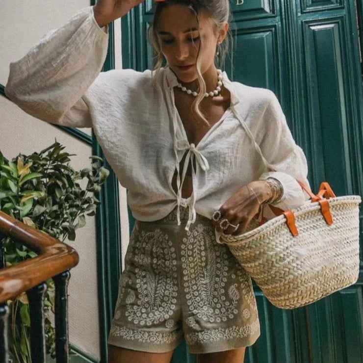 Bestickte High-Waist Shorts aus veganem Leder