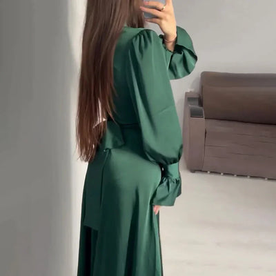 Iskaria – Elegantes Satinkleid mit hohem Kragen und langen Ärmeln