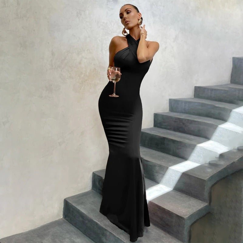 Elegantes Halterneck-Abendkleid aus Satin – Figurbetont & Rückenfrei