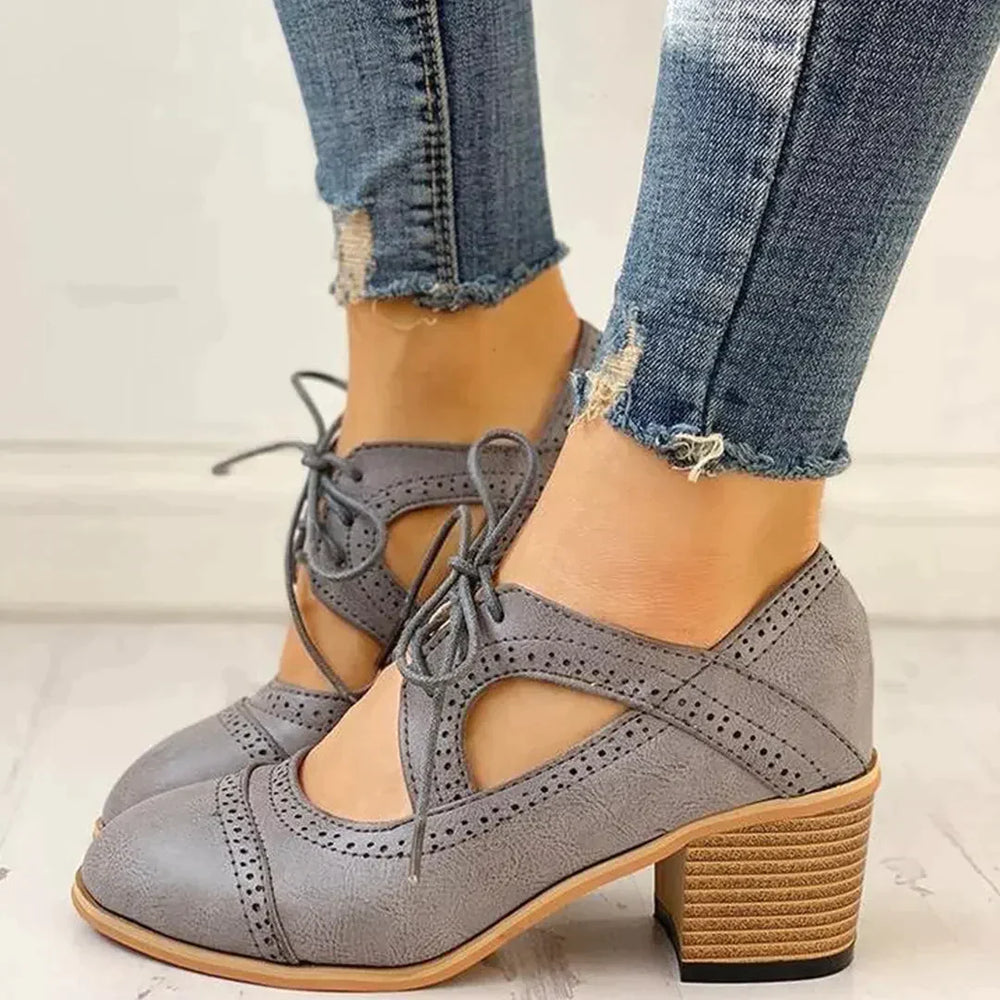 Vegane Sommer-Brogue Heels – Blockabsatz, Perforation, Komfort