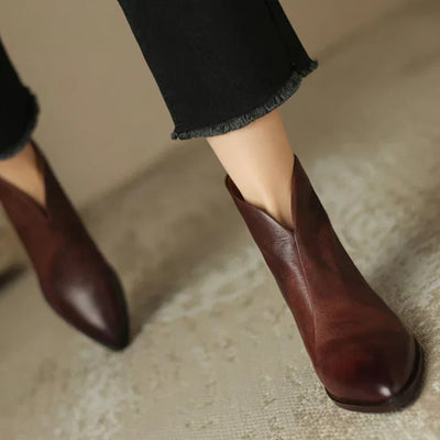 Elegante damenstiefelette aus leder mit blockabsatz