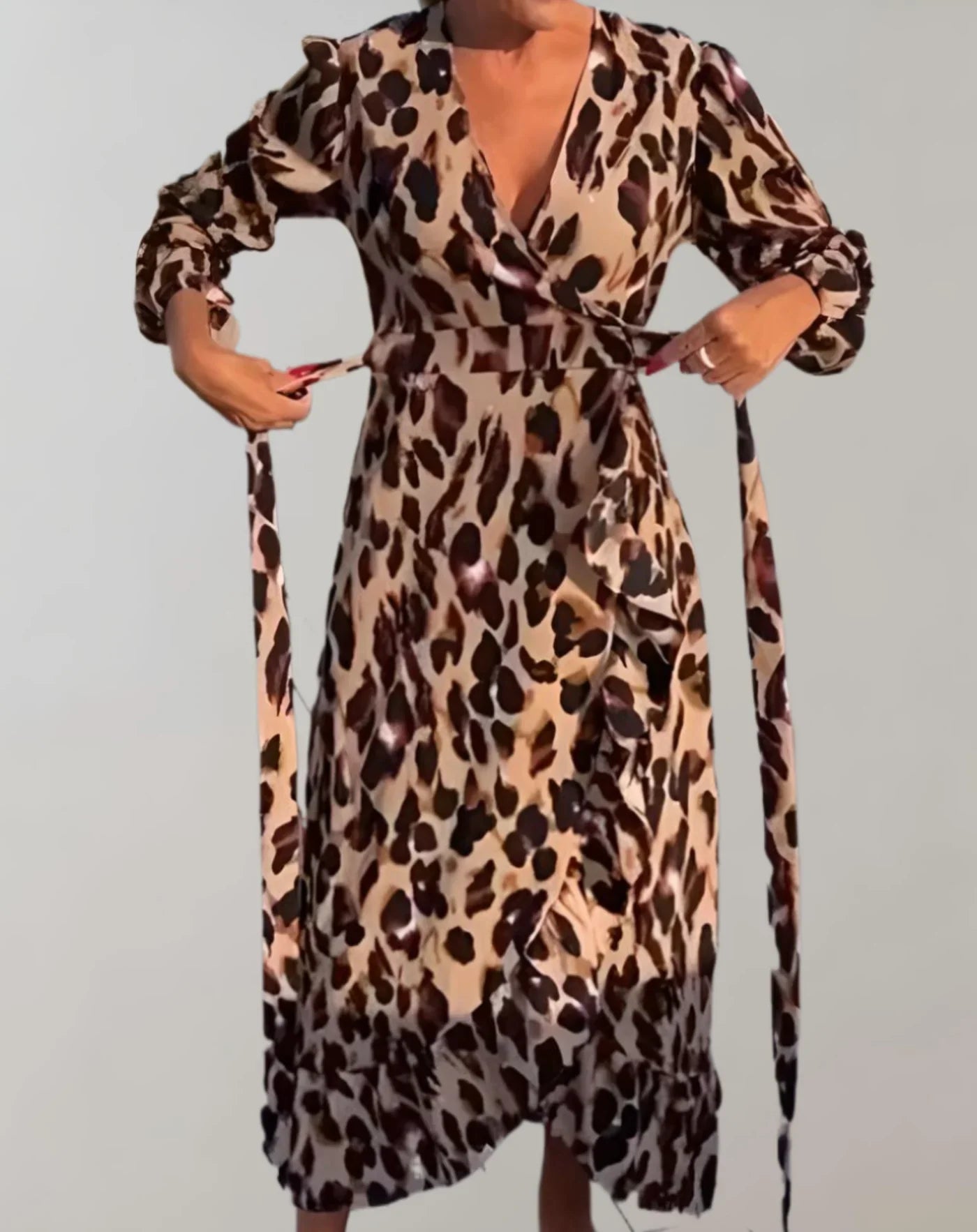Yzaria – Stilvolles Kleid mit V-Ausschnitt und Leopardenmuster