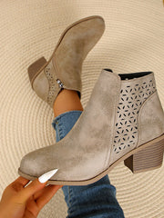 Damen nan knöchelhohe Stiefelette mit Laser-Cut-Perforation, seitlichem Reißverschluss und mittelhohem Blockabsatz Drune – Hellbraun
