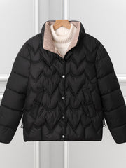 Damen kurze Steppjacke mit Bogensteppung und Druckknopfblende – Schwarz