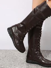 Damen nan kniehohe Military‑inspirierte Schnürstiefel mit seitlichem Reißverschluss verstellbaren Ziergurten und stoßdämpfender Profilsohle Drune – Kaffeebraun