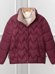 Damen kurze Steppjacke mit Bogensteppung und Druckknopfblende – Angorrot