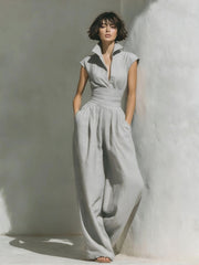 Damen Jumpsuit mit weitem Bein, tailliertem Wickelbund und Stehkragen Nord Taschen – Hellgrau