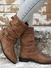 Damen nan lässiger mittlerer Schaftstiefel mit weichem Slouch-Effekt, dekorativen Schnallenriemen und robustem Blockabsatz Drune – Tiefbraun