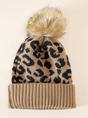 Damen Strickmütze mit Leopardenmuster und Kunstfell-Pompon – Khaki