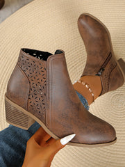 Damen nan knöchelhohe Stiefelette mit Laser-Cut-Perforation, seitlichem Reißverschluss und mittelhohem Blockabsatz Drune – Tiefbraun