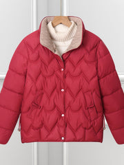 Damen kurze Steppjacke mit Bogensteppung und Druckknopfblende – Rot