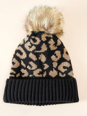 Damen Strickmütze mit Leopardenmuster und Kunstfell-Pompon – Schwarz