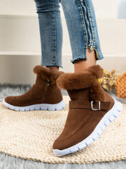 Damen nan gefütterte Kurzstiefel mit Kunstfellbesatz, Velourslederoptik, seitlichem Reißverschluss, dekorativer Metallschnalle und profilierter Lightweight-Sohle Drune – Tiefbraun