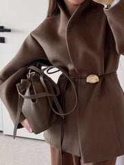 Damen Taillierter Wickelmortelmantel mit schmalem Ledergürtel und Muschelschnalle Nord Taschen – Braun