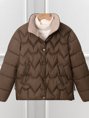 Damen kurze Steppjacke mit Bogensteppung und Druckknopfblende – Braun