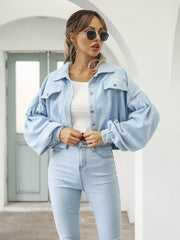 Sofia | Damen Cropped Jacke mit Taschen und Knöpfen – Himmelblau