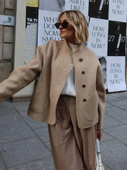 Courtney | Oversized Wolljacke mit asymmetrischer Knopfleiste und großen Taschen – Khaki