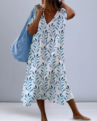 Boho midikleid mit blätterprint und fließendem schnitt