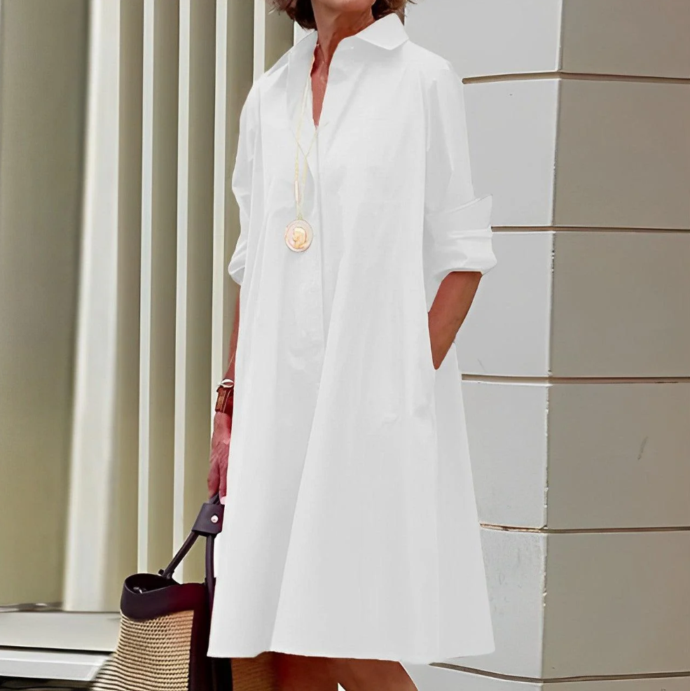 Modernes hemdblusenkleid mit wickelkragen und dreiviertelärmeln