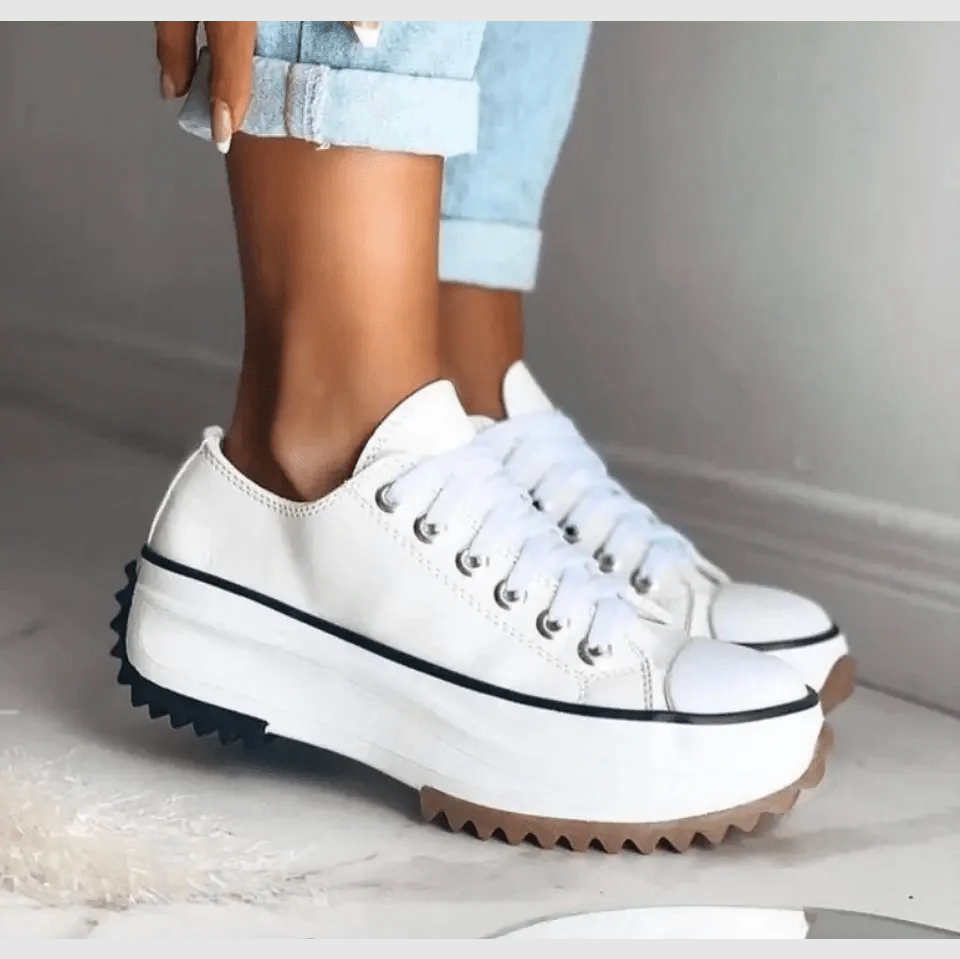 Plateau-turnschuhe mit modernen details für frauen