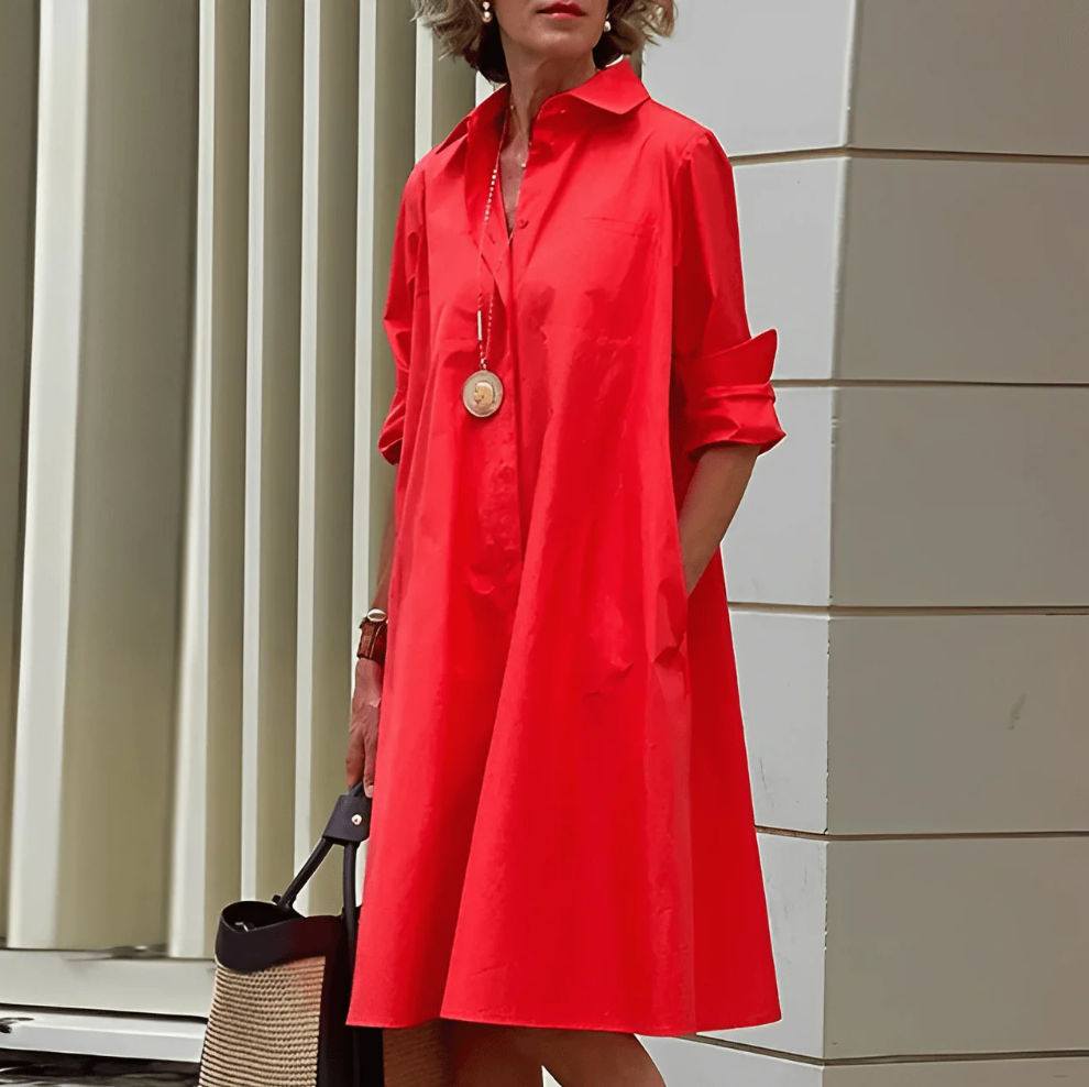 Modernes hemdblusenkleid mit wickelkragen und dreiviertelärmeln